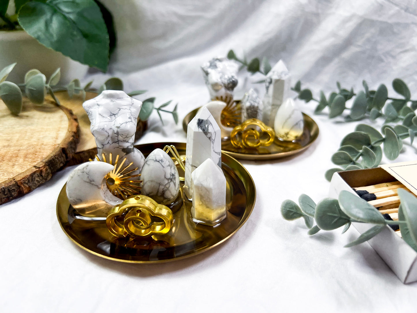 Howlite Polaris | Mini Gold Dish Altar