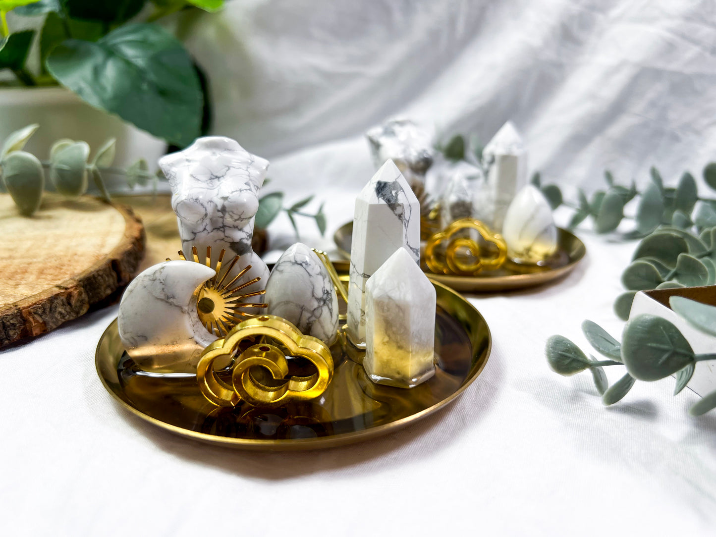 Howlite Polaris | Mini Gold Dish Altar