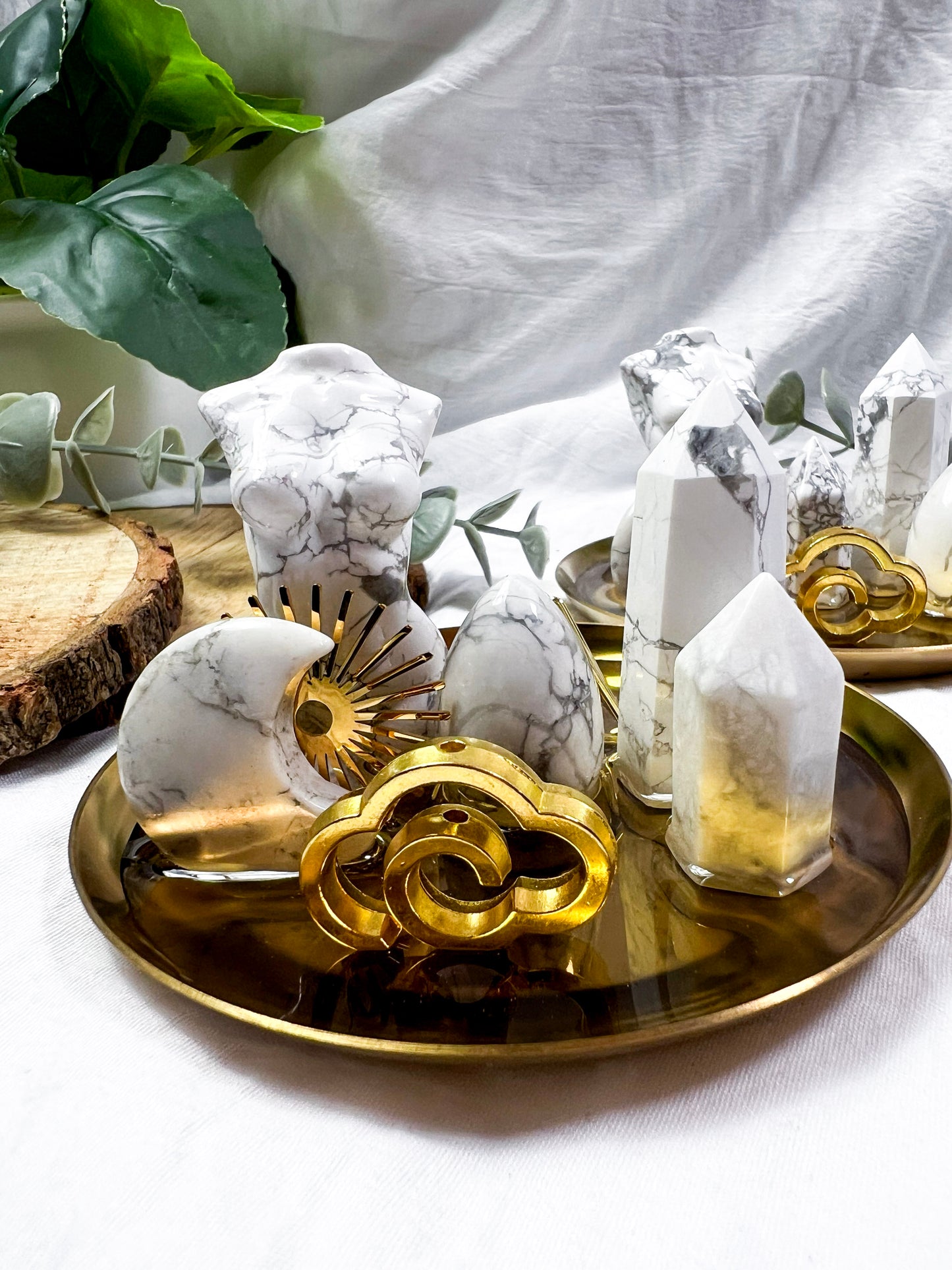 Howlite Polaris | Mini Gold Dish Altar