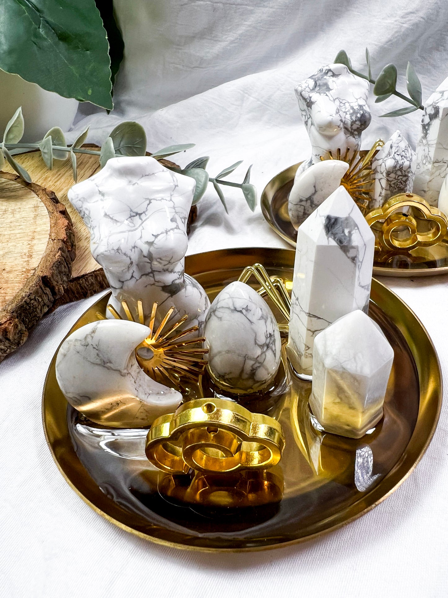 Howlite Polaris | Mini Gold Dish Altar