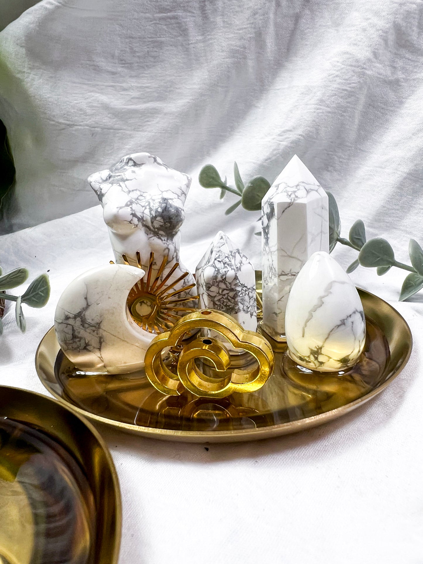 Howlite Polaris | Mini Gold Dish Altar